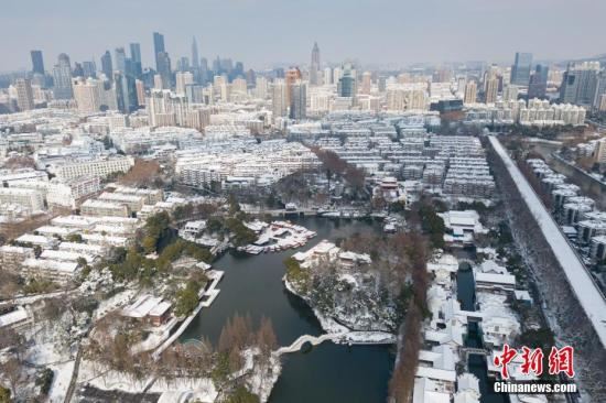 1月26日，航拍南京武定门段明城墙和白鹭洲公园。当日，一场暴雪后的南京迎来晴好天气，建筑仿佛披上白色“婚纱”，尤显浪漫气质。<a target='_blank' href='http://www.chinanews.com/'></p>中新社记者 泱波 摄