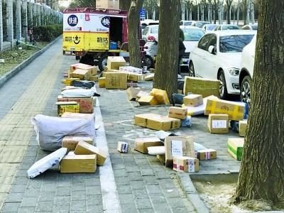 业主需冒着寒风取快递快递员不送货上门自有苦衷