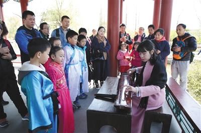 4月7日，中国园林博物馆，小学生在中国古代园林厅内“兰亭修禊”场景体验园林文化。新京报记者 侯少卿 摄