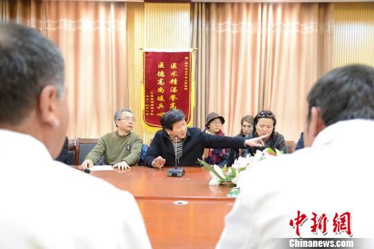 4月10日，深圳市儿童医院专家团队与塔县人民医院骨科医生们进行会诊。　勉征 摄