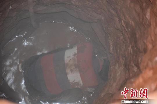 湖北黄石一醉酒男子掉入10米深井消防救援