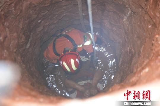 消防员下井救援 吴博昊 摄