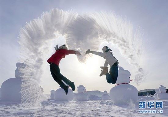 （社会）（2）漠河北极村：游客畅玩“泼水成冰”