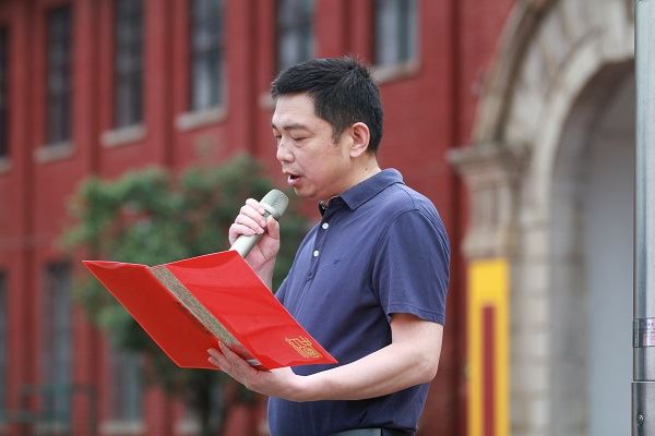 唐新建校长宣读表彰名单.JPG