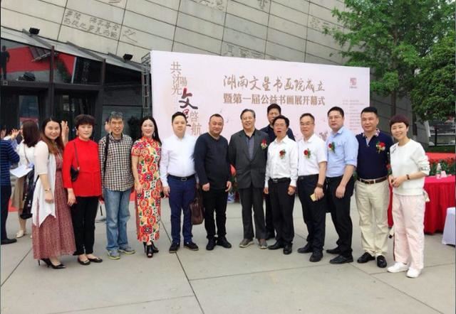 曾昭才先生在“发展艺术”和“奉献爱心”上同行
