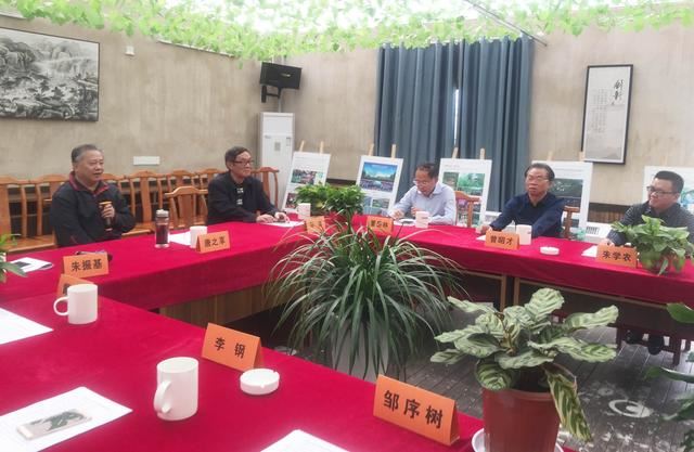曾昭才先生在“发展艺术”和“奉献爱心”上同行