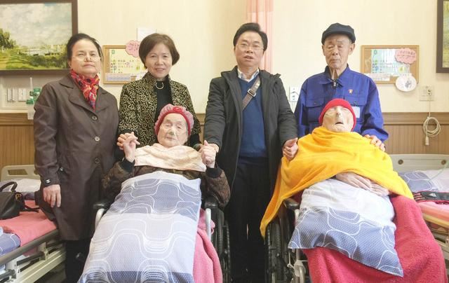 曾昭才先生在“发展艺术”和“奉献爱心”上同行