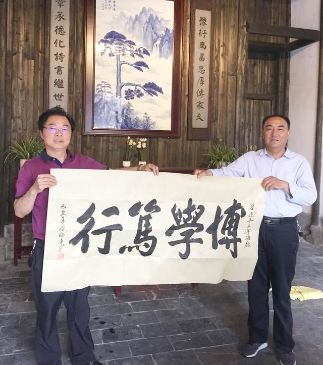 曾昭才先生在“发展艺术”和“奉献爱心”上同行