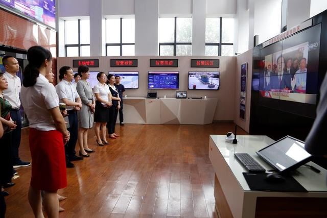 雨湖区政府办机关党支部党员走进湘潭联通主题党日看国企发展变迁