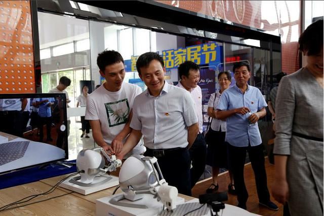 雨湖区政府办机关党支部党员走进湘潭联通主题党日看国企发展变迁