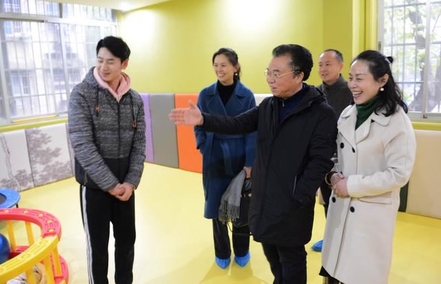 温暖公益行—长沙市谢晓钢美术馆举行空调捐赠仪式