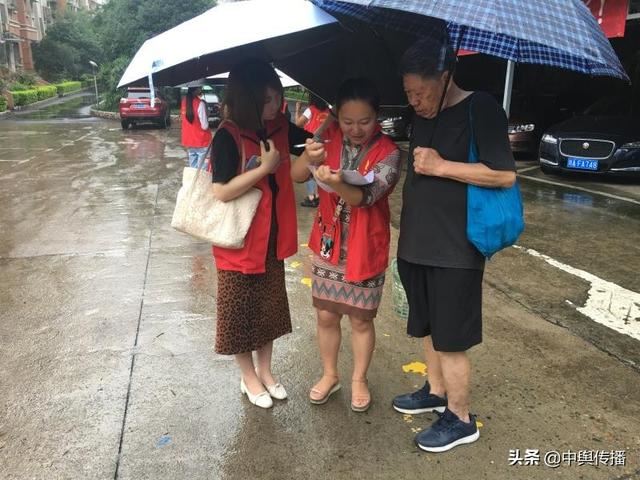 玉溪街道脚盆田社区:发放调查问卷 助力“创文”