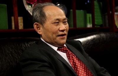 图片包含 人, 男人, 看着, 西装

描述已自动生成