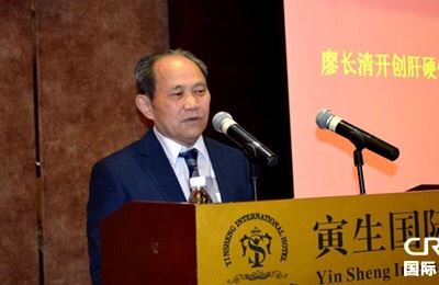 图片包含 室内, 男人, 标志, 前

描述已自动生成
