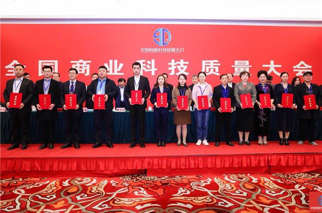 图片包含 人, 室内, 地毯, 家具

描述已自动生成