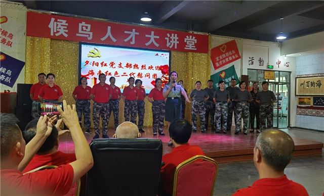海南红色后代为“候鸟”居民介绍琼崖革命史