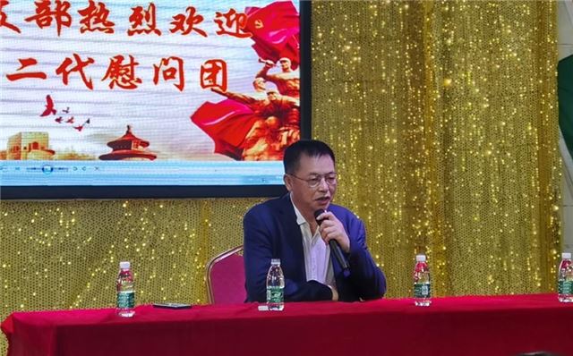 海南红色后代为“候鸟”居民介绍琼崖革命史