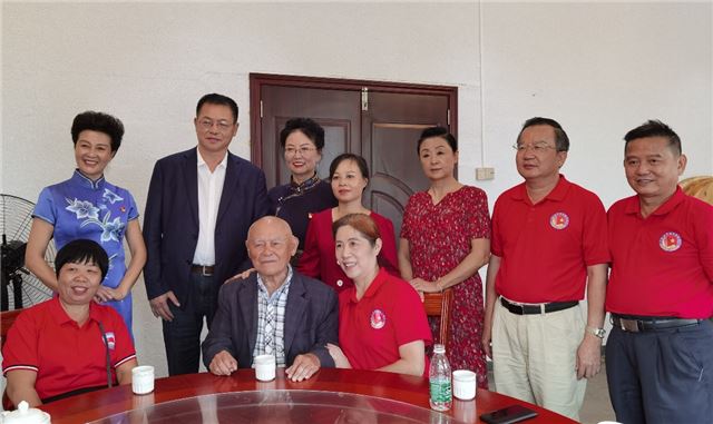 海南红色后代为“候鸟”居民介绍琼崖革命史