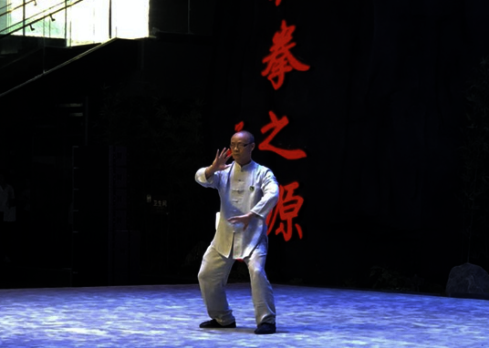 图片包含 建筑, 男人, 站, 街道

描述已自动生成