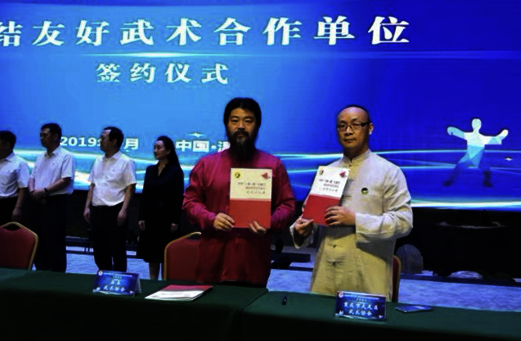 图片包含 人, 室内, 女人, 院子

描述已自动生成