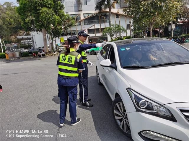 海沧区义务交警队｜斑马线上的执着