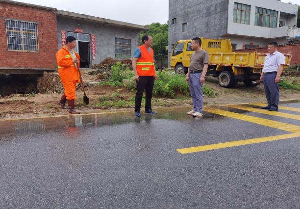 湖北麻城遭强降雨 纪检干部走上一线