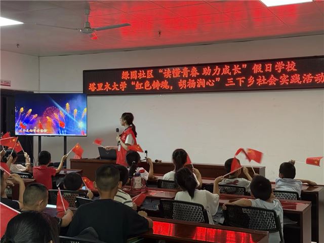 图2 实践队员带领孩子们齐唱《歌唱祖国》.jpeg
